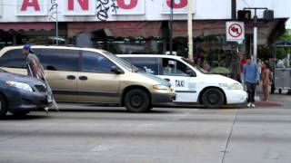 Discapasitado se gana la vida haciendo trucos en plena avenida principal de Tijuana.