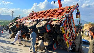 Heavey over loaded 10 wheel truck hardly crashed in dangerous turn||Hard restortion of crashed truck