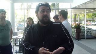 Kevin Smith graciously signing autographs and chatting with fans - TopSignatures.com