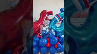 Arreglo con globos de dinosaurio y globo burbuja personalizado