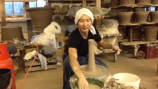 Throwing pottery demonstration/ spiral method