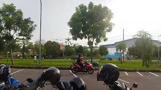 Rame pengendara motor pulang kerja di daerah Tunas Regency Batam, depan kopi Ameng batu aji