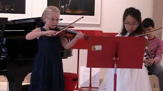 Ellie Kim och Mathilda Erlandsson spelar "Glimmande nymf"