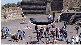 Por la calzada de los muertos,en Teotihuacán.