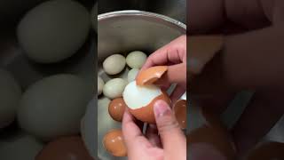 ￼A technique to easily peel eggs!!!