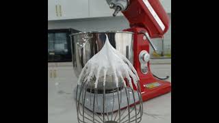 Innofood Stand Mixer - Whipping Meringue