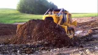 CAT D9G Pushing dirt