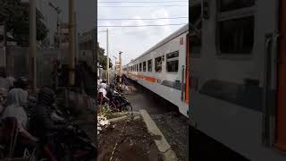 Kereta pasundan melintas cepat di stasiun haur pugur #daop2bandung #keretaapi