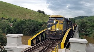 Dupla de locomotivas ES44ACi com seus potentes faróis de LED.