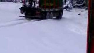 LKW im Schnee festgefahren