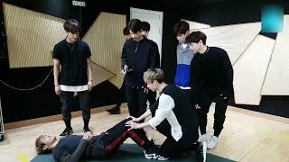 [ENG SUB] (Stray Kids VLIVE) 2017.11.2017 - Stray Kids 첫 V LIVE! 몸 풀기 운동!