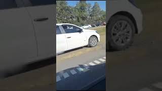 Se accidentó un camión con limones en la autopista Tucumán-Famaillá y la gente lo saqueó II