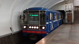 81-717/714 прибывает на станцию метро Ленинская