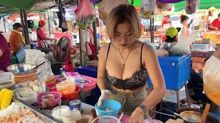 Hard Working & Beautiful Lady Chef Prepares Tom Yum Seafood - Thailand Street Food