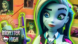 ¡Frankie trabaja en un proyecto de arte! | Monster High™ Latino