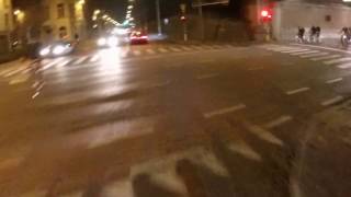 Fietsers zonder licht of aan de verkeerde kant van de straat op het trottoir staan wachten