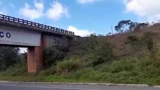 Locomotivas escoteiras passando pelo viaduto em bom jardim de minas MG