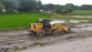 Wheel Loader SEM 655D | Successful drive with mud and soil