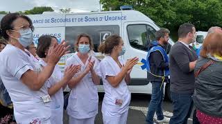 Applaudissements du personnel soignant devant l'hôpital de Flers le 16 juin 2020