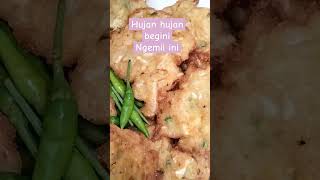 Hujan hujan begini enaknya ngemil gorengan #makanan #gorengan #mukbang