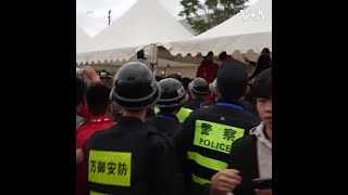 中国球迷赛前围攻身穿日本球衣的男子