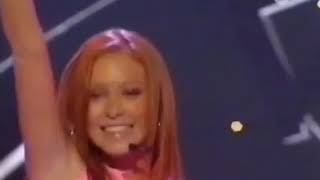 Atomic Kitten chant et danse du Disney en London