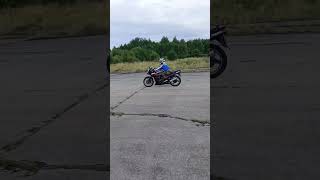 Дочка катается на Kawasaki gpz 500.