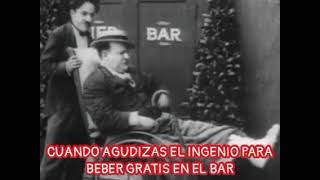 Cuando agudizas el ingenio para beber gratis en el bar - escena cómica de charlot