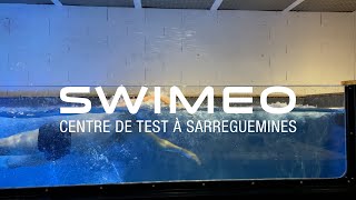 Le top de la piscine intérieure avec paroi transparente et une nage à contre-courant