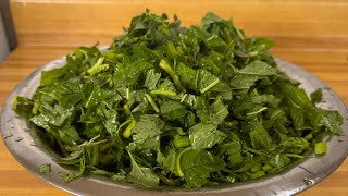 Hi everyone I’m just here cleaning some callaloo !!