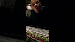 Dr. Dre shows how he sampling a Song 🎧 in the Studio!