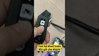 Ánh Dương test bộ khoá trước khi gửi cho khách ở xa