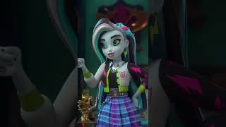 ¡Frankie descubre que Watzie es parte dragón! ⚡️ | Monster High™ Latino #shorts