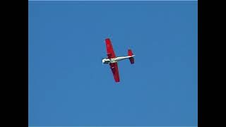 cavo . acrobazie aeree di un piccolo aereo