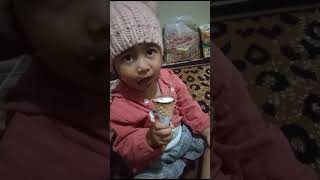 makan es krim cornetto