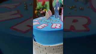 Roblox cake with 12 cupcakes