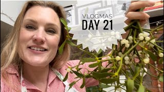 Vlogmas Day 21 :: 🎄🥮 Christmas Cake Decorating, dodgy gingerbread and failed freezer