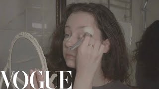 Кристи Чарм показывает свой повседневный макияж vogue