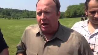 Alex Jones Talks To The Press At Bilderberg 2013.