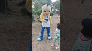 Hafsah main sama badut upin dan gopal