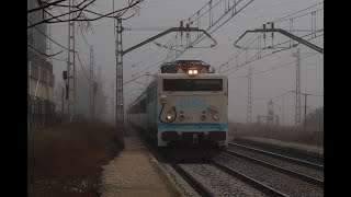 Tren de los 80 en ruta hacia Alcazar de San Juan a través de la niebla de Seseña