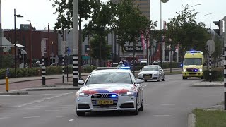 Politie begeleid ambulance 20-182 met spoed naar het Radboud UMC in Nijmegen