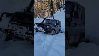 УАЗ на 35 BF Goodrich All Terrain по глубокому снегу.