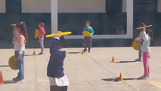 Leandro ensayando su baile para la Fiesta de Educación Física