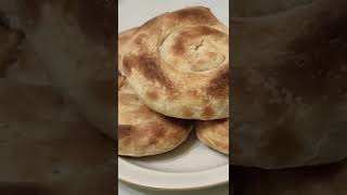 Вкусный рецепт слоеных лепешек с луком #shorts