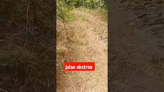 jalan yang sempit dan curam