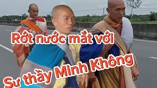 Bất ngờ giữa trưa nắng sư thầy Minh Không tiếp tục đi bộ hành rất cảm động