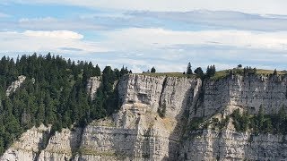 Le Creux du Van et ses droles de bolides