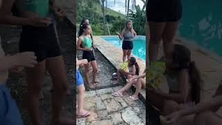 DESAFIO NA ÁREA DA PISCINA BRINCADEIRA ENTRE AS AMIGAS