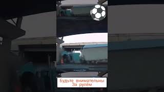 Фура промахнулась мимо моста!!